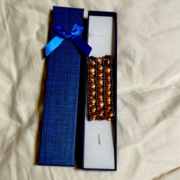 Vintage beautiful free layer, stretchy copper bracelet. Looks elegant on - Picture 2 of 6